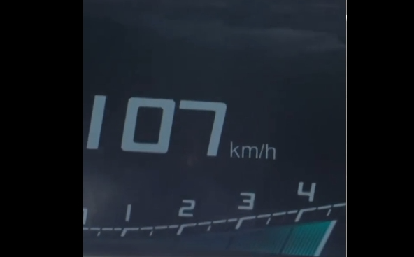 To pa je bilo hitro! Pogačar z vrha s prek 100 km/h! Poglejte, koliko mu je zmanjkalo do rekorda