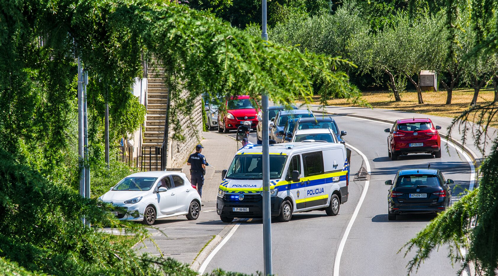 Filmski rop vozila z denarjem pred Hoferjem v Izoli: ta avto zdaj išče policija