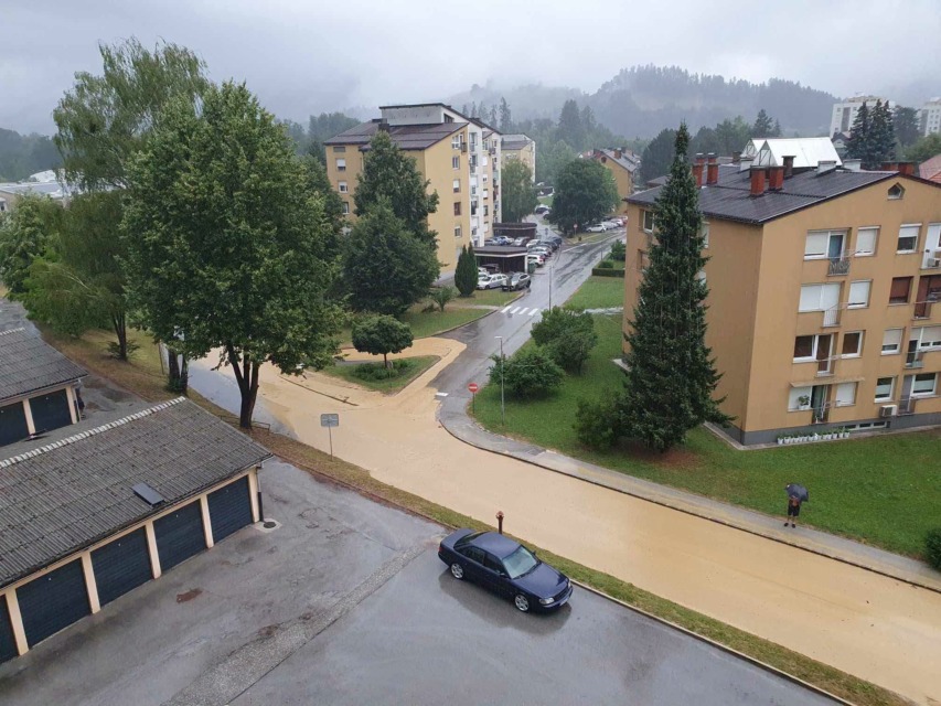 Neurja povzročila razdejanje: na Koroškem poplave in toča, severovzhod ostal brez elektrike