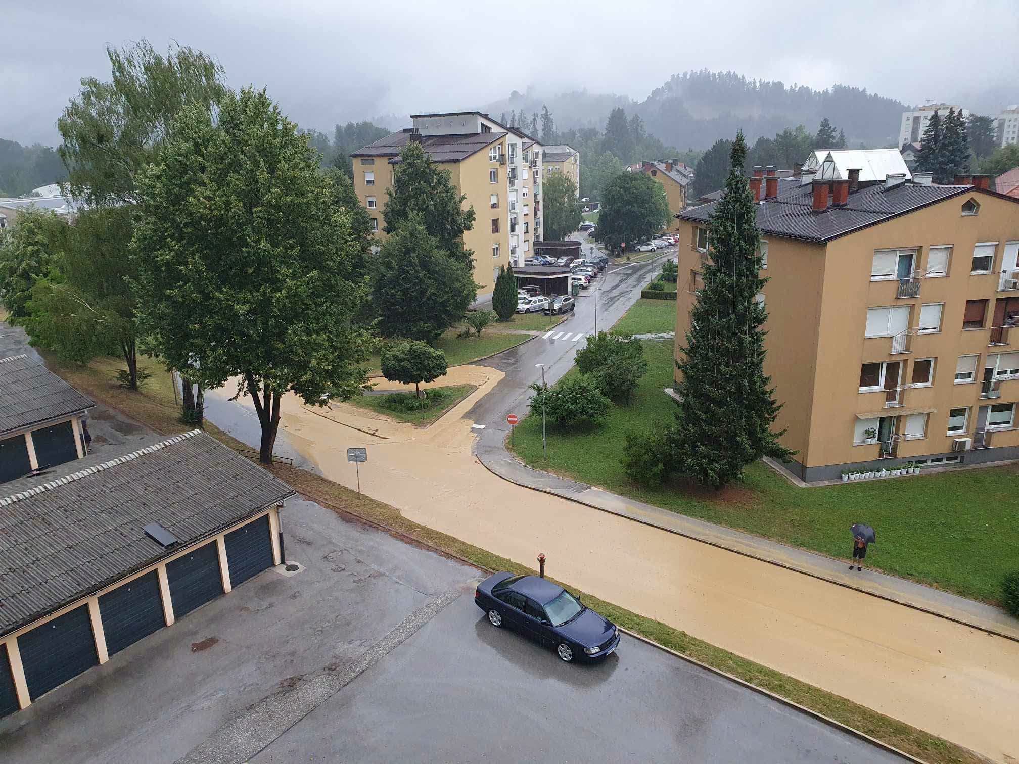 Neurja povzročila razdejanje: na Koroškem poplave in toča, severovzhod ostal brez elektrike