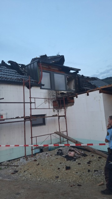 Po požaru ostali brez doma, zdaj družini Kokol s tremi majhnimi otroki grozi ulica: »Šli bomo pod most ali pred mestno hišo«