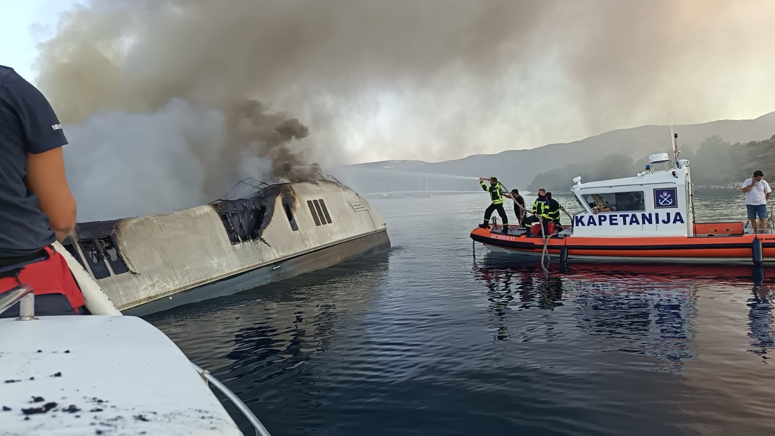 Zagorel čoln v priljubljenem zalivu na Hvaru, na kraju posredovali gasilci (video)