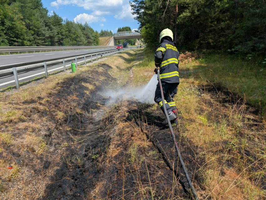 Zagorelo ob avtocesti Višnja Gora–Grosuplje, gasilci opozarjajo, nevarnost še ni mimo!