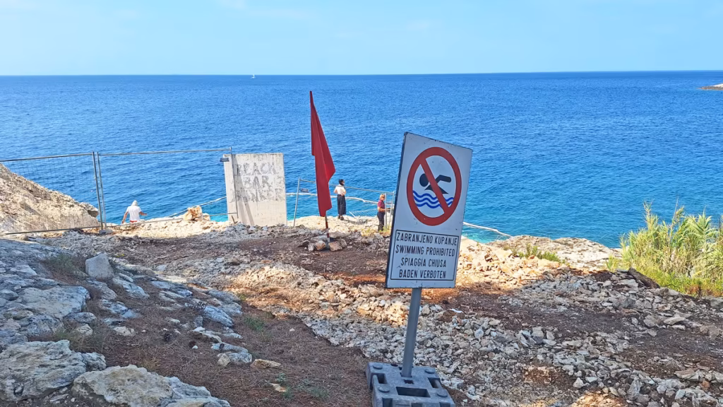 Na dveh priljubljenih hrvaških plažah kopanje še vedno prepovedano
