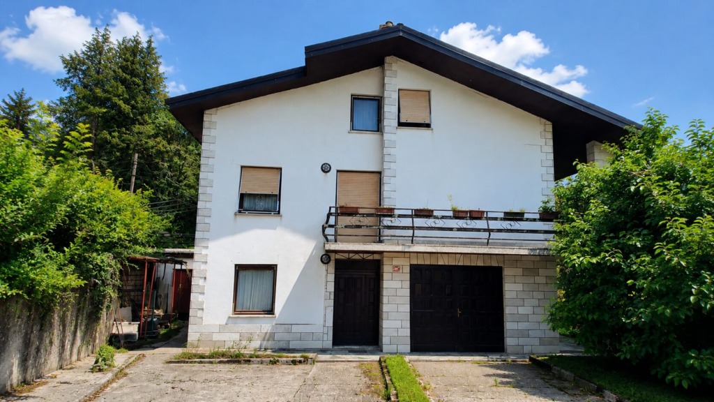 Kupujete hišo? Gorenjska občina prodaja nepremičnino z več kot 1.300 m² zemljišča – toliko boste odšteli (foto)