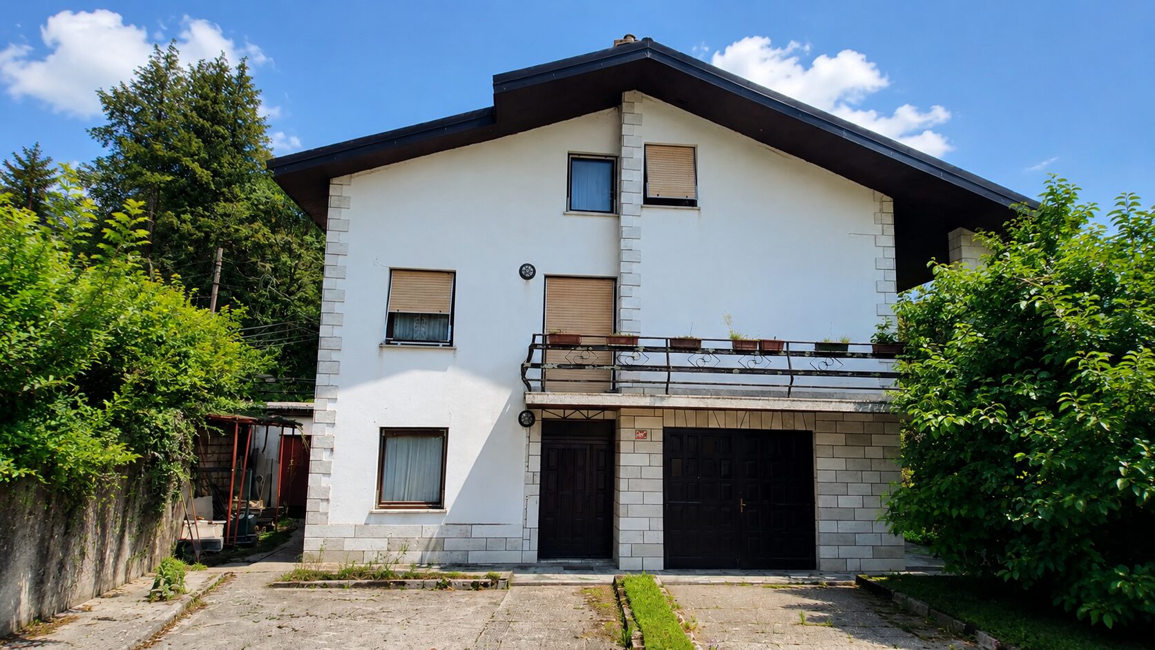 Kupujete hišo? Gorenjska občina prodaja nepremičnino z več kot 1.300 m² zemljišča – toliko boste odšteli (foto)