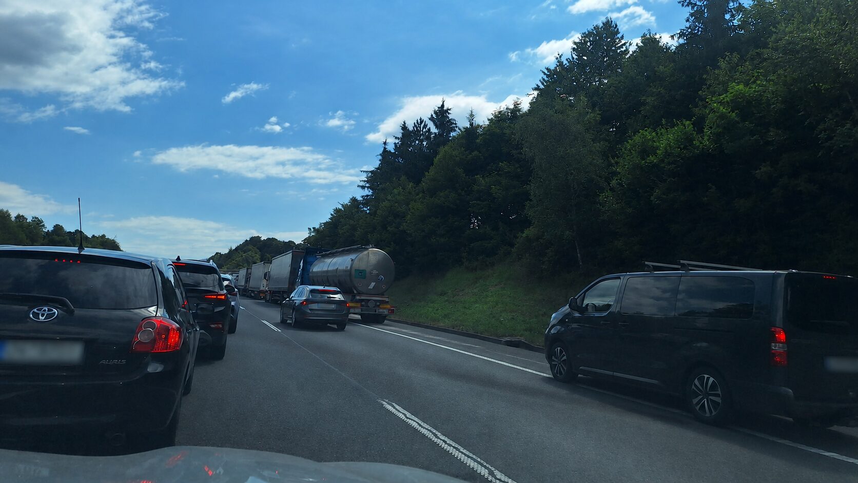 Med Razdrtim in Postojno je nastal 11 kilometrov dolg zastoj.