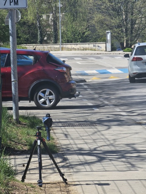 Radar, postavljen ob cesti za nadzor hitrosti voznikov.