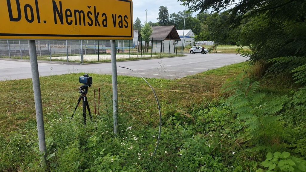 Zakaj medobčinska redarstva radarje postavljajo na manj opazna mesta in ali je to sploh zakonito? Pisali smo jim, zdaj odgovarjajo