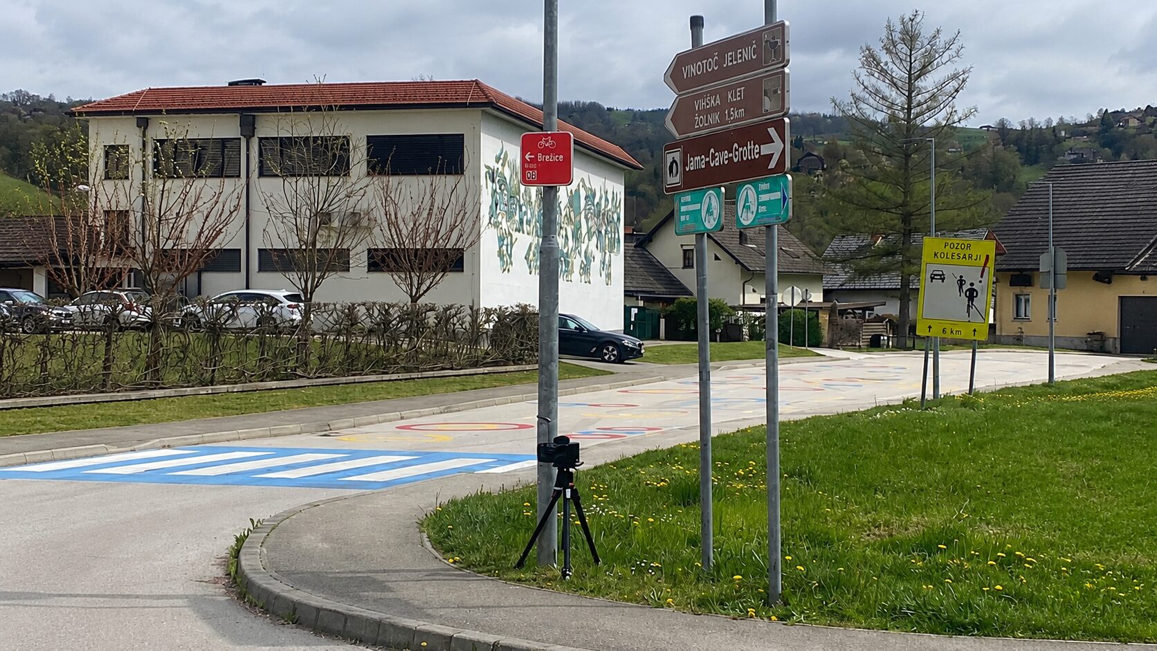 Mobilni radar ob cesti med izvajanjem nadzora hitrosti.