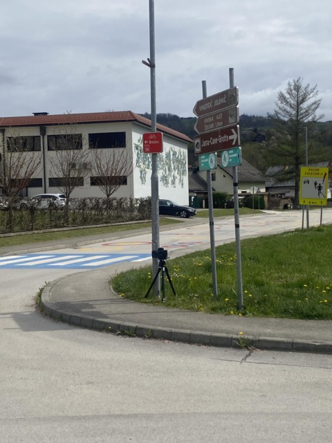 Skriti radarji polnijo občinske blagajne? Dolenjski občini razkrili, kdo izbira lokacije in koliko prinesejo globe