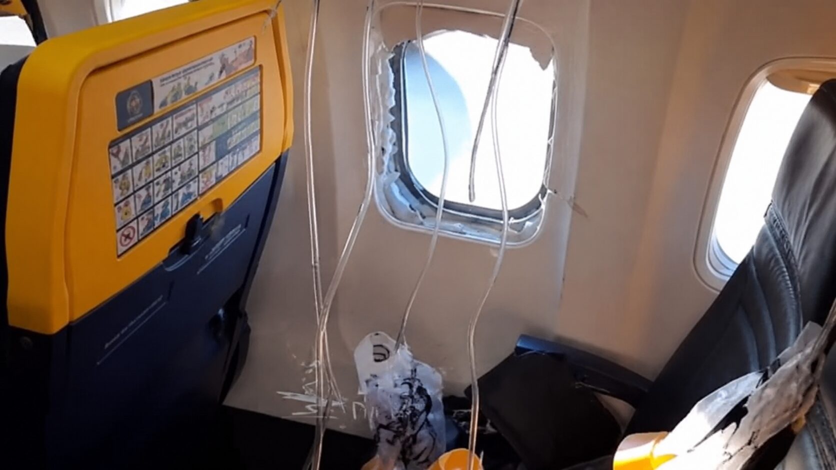 Groza na letu Ryanaira! počilo okno na letalu, Srba naj bi skoraj posesalo iz letala: "Na srečo ni odpel pasu. Njegova glava je bila zunaj letala." (VIDEO)