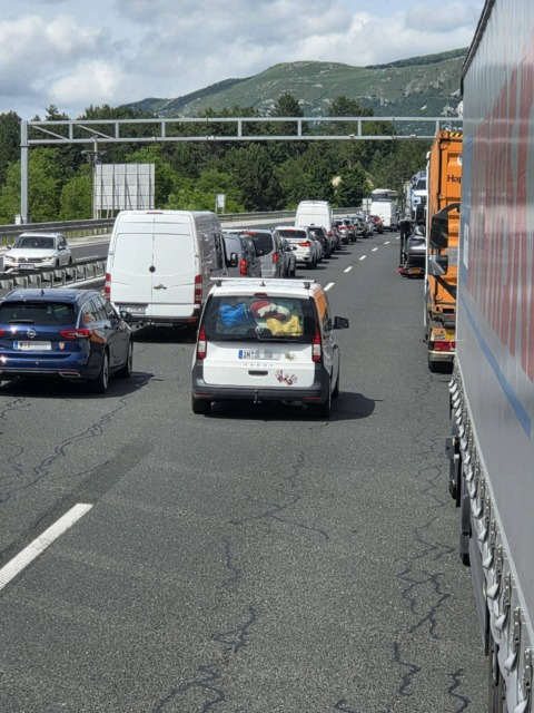 Nepravilno razvrščena vozila v zastoju na avtocesti niso ustvarila dovolj širokega reševalnega pasu za interventna vozila.