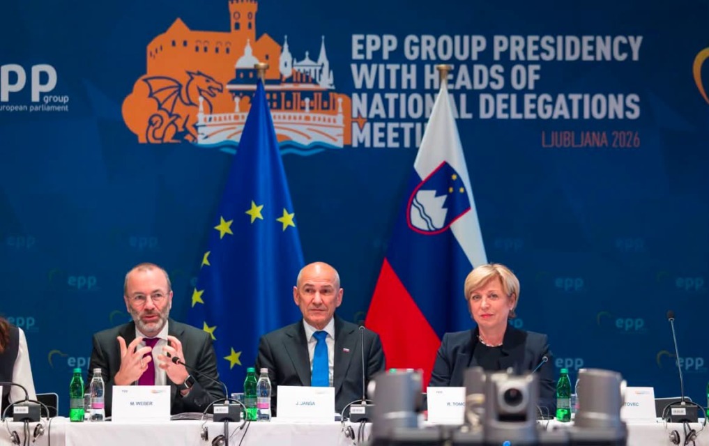 Po izključitvi Branka Grimsa se je oglasila Romana Tomc, iskreno pove, da dobiva številne grožnje, dodala sliko z Janšo in Webrom