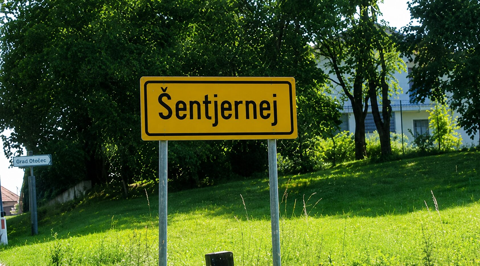 »Na svoji zemlji smo ostali sami, država pa molči«: med domačini pri Šentjerneju vre od besa