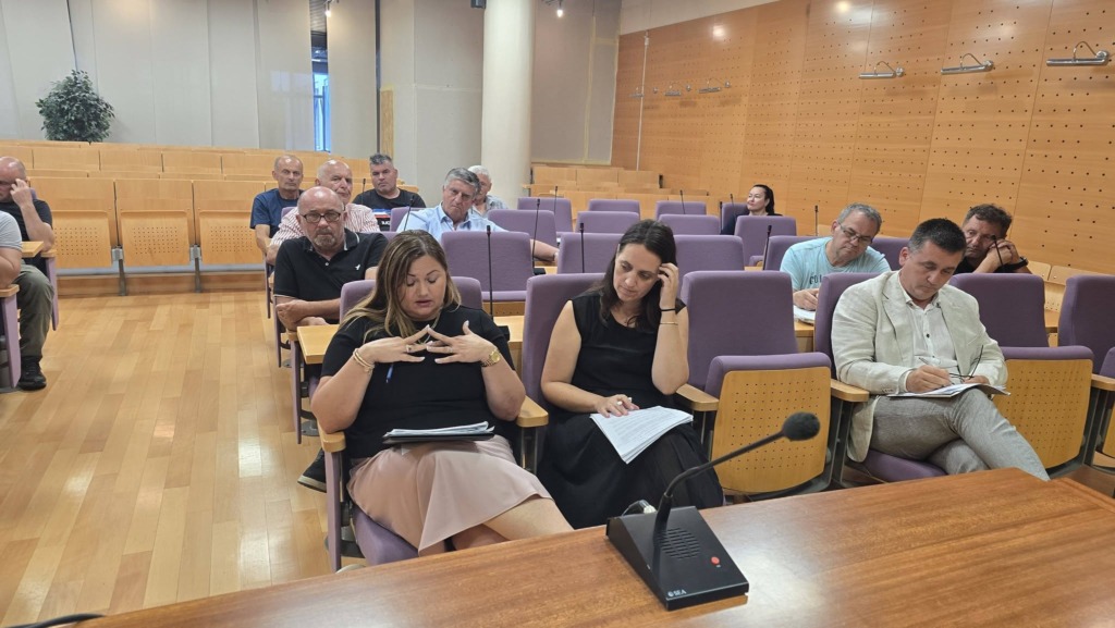 Kmetu pri Kerinovem Grmu zažgali seno, Silvo Mesojedec kritičen po sinočnjem sestanku v Krškem