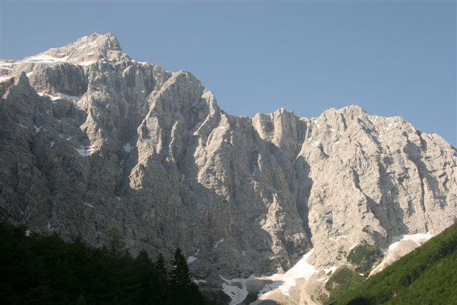 V Severni steni Triglava se je hudo poškodoval legendarni slovenski alpinist - posredovati jemoral helikopter