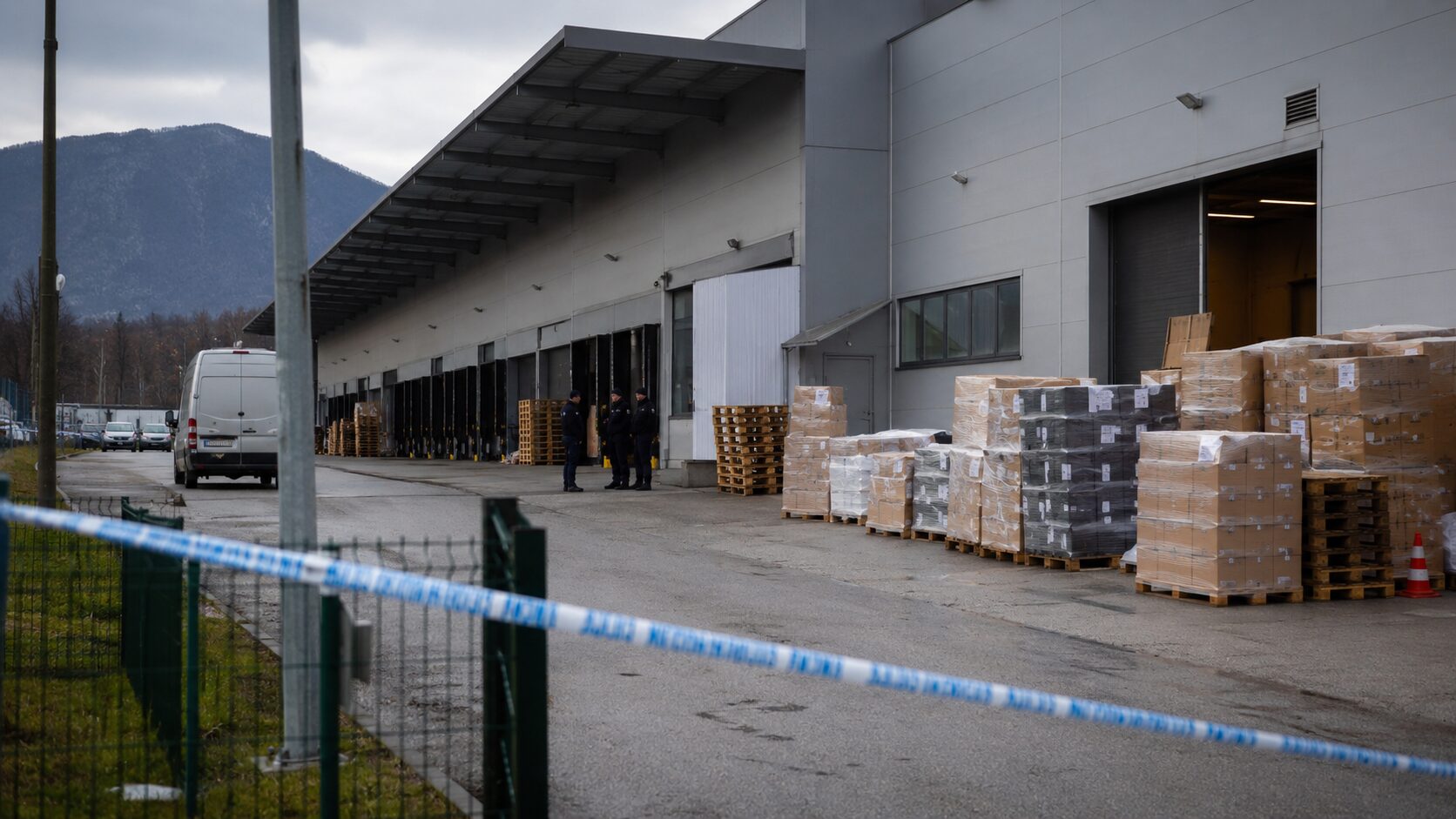 Zaposlena sodelovala pri kraji blaga iz skladišča, škode za okoli 330.000 evrov