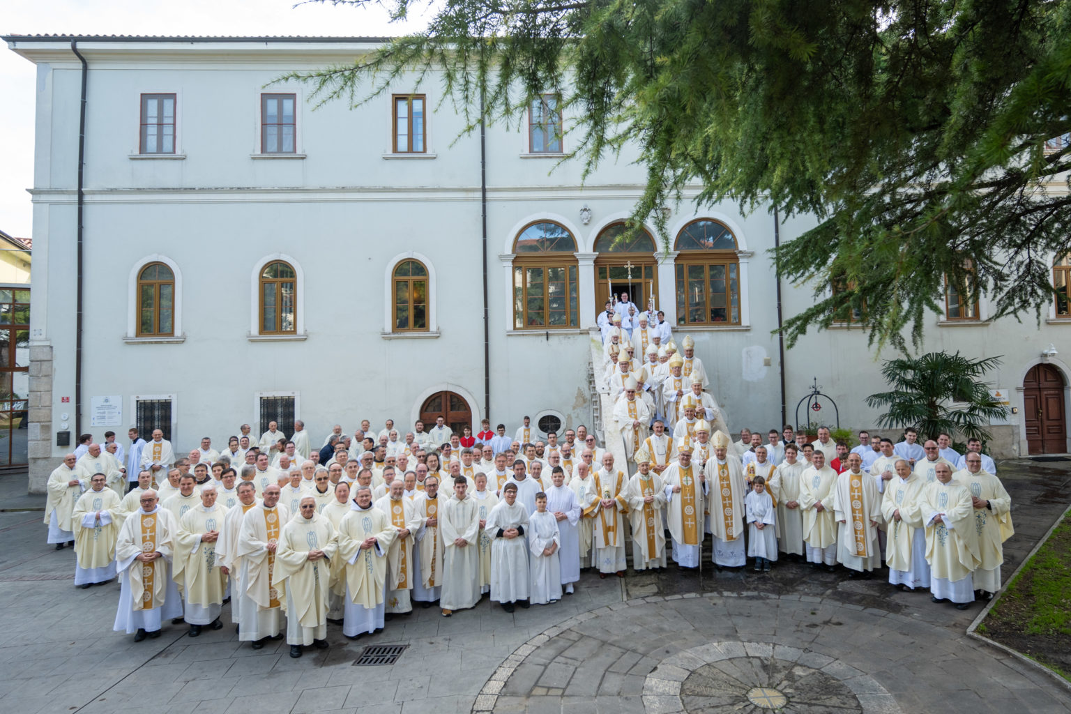 Še ena škofija objavila, kateri duhovniki bodo šli v novo faro, škof Peter pojasnil razloge