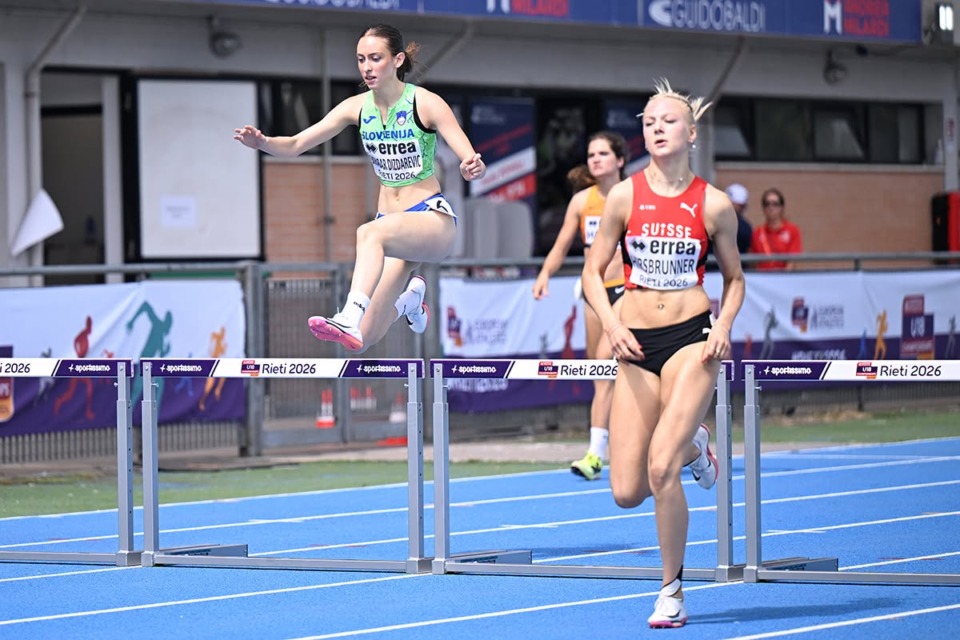 Več atletinj med tekom na atletski stezi na evropskem prvenstvu do 18 let.