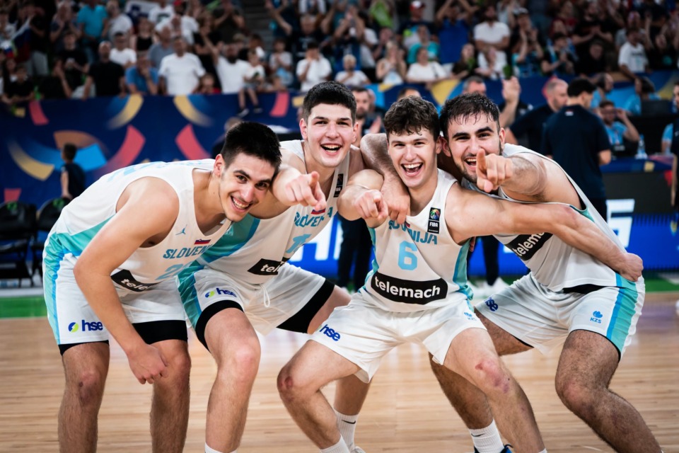 Slovenski košarkarji do 20 let po osvojitvi evropskega naslova v Stožicah