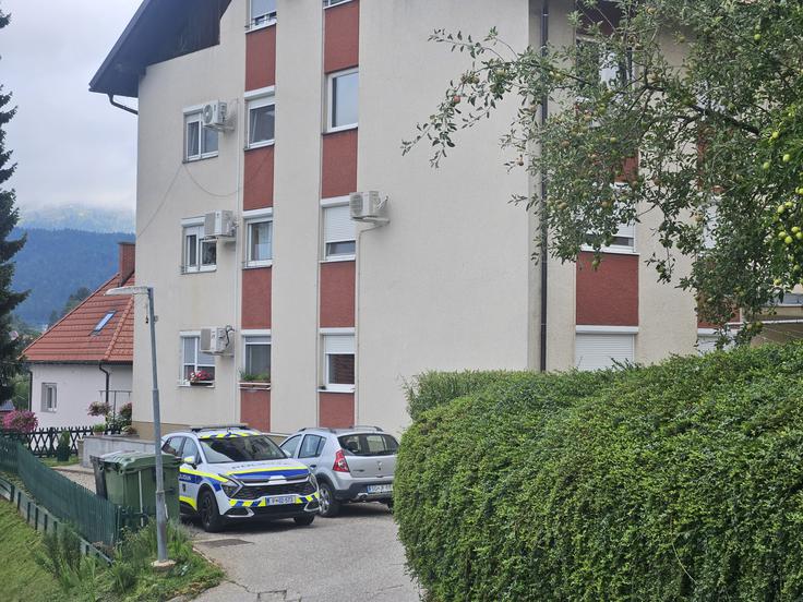 Stanovanjski blok, kjer je 39-letnik z nožem smrtno ranil 36-letno partnerko.