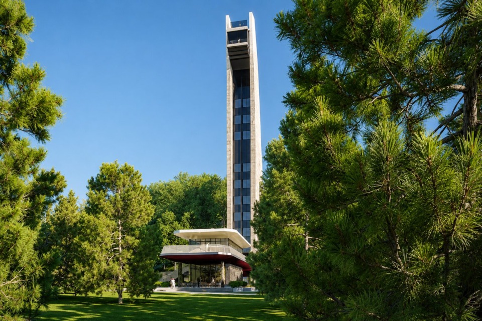 Vizualizacija visokega stolpa na Markovcu v Kopru, obdanega z drevjem in zelenico, z modernim objektom ob vznožju.
