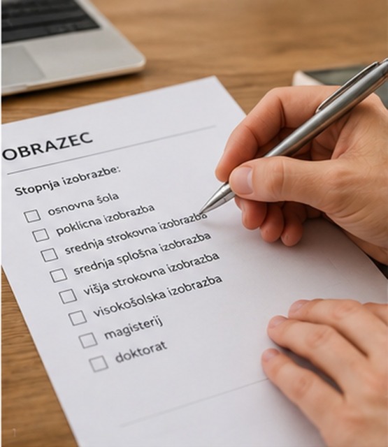 Oseba izpolnjuje obrazec, kjer mora označiti stopnjo izobrazbe