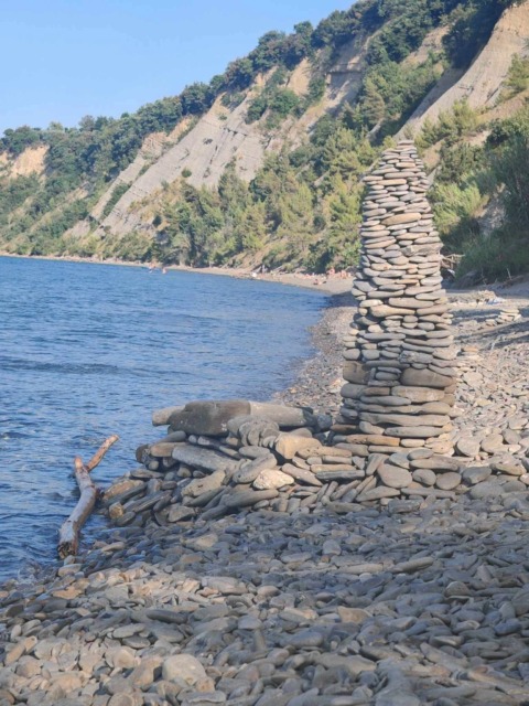 Ali tudi vi na obali zlagate kamne? V Strunjanu opozarjajo, da je početje prepovedano