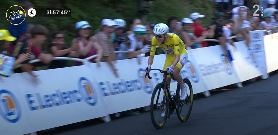 Tadej Pogačar v enem kilometru obrnil vse na glavo, do konca etape so mu gledali v hrbet