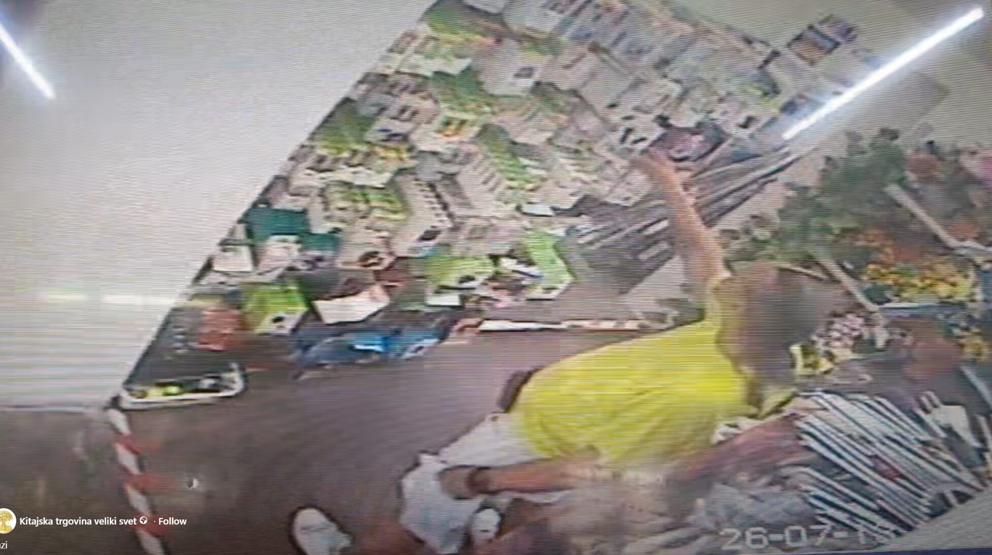 Nadzorna kamera je posnela moškega, ki naj bi okradel trgovino, ga prepoznate? Poglejte posnetek (video)