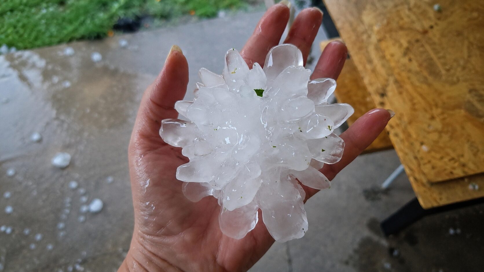 Tako blizu Slovenije je klestila velikanska toča – fotografije povedo vse (foto)