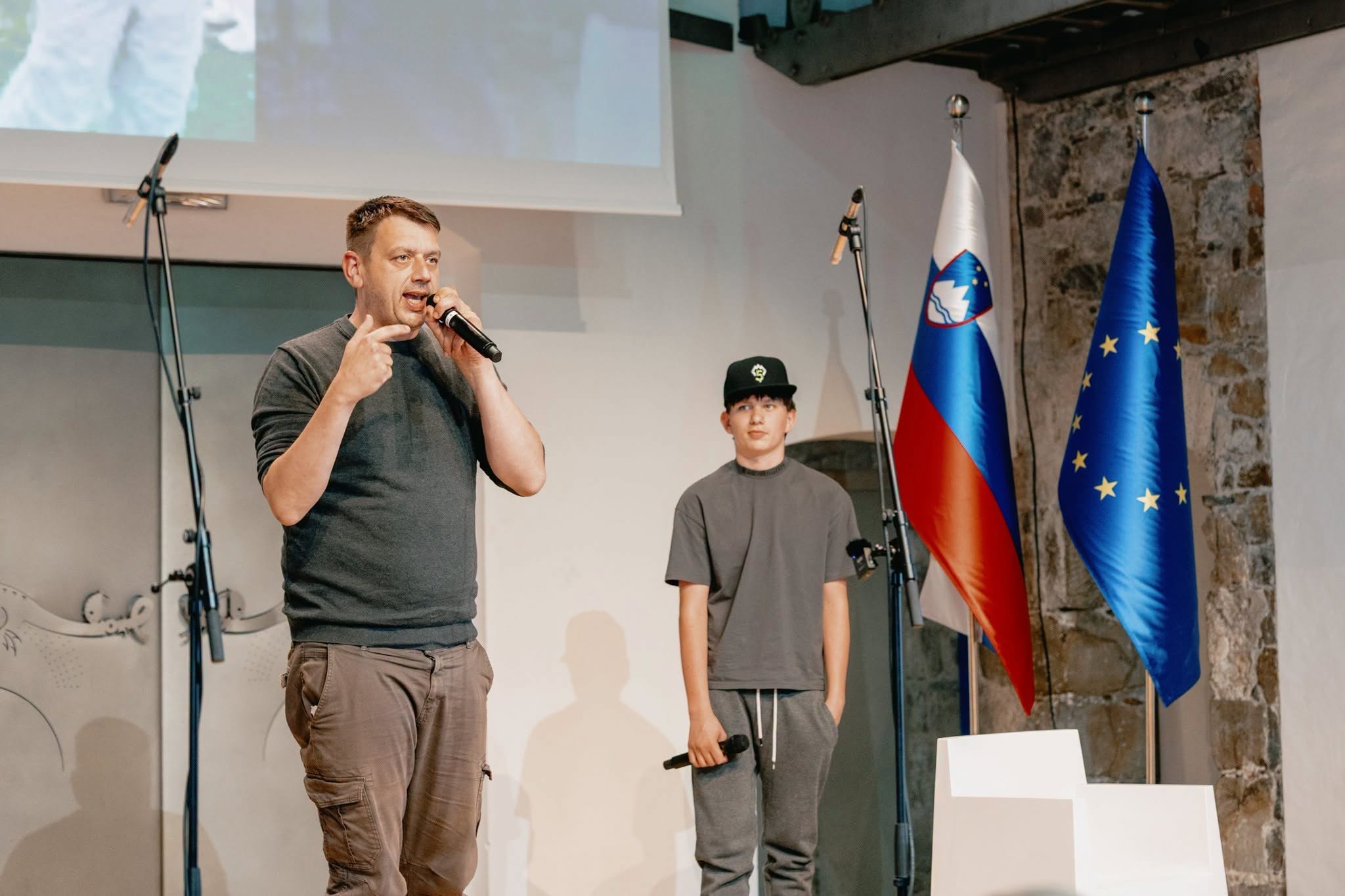 Trkaj pred referendumom naštel Jankovićeve grehe in priznal, da jih je že dobil po glavi: »Nekaj bumerangov je že priletelo«