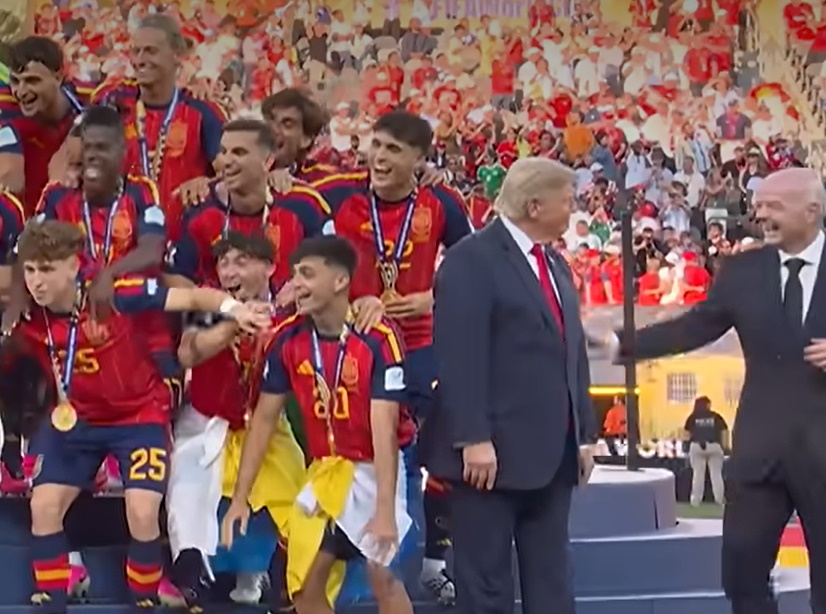 Donald Trump je Špancem ukradel šov: Niti Gianni Infantino ga ni mogel premakniti z zmagovalnega odra (VIDEO)