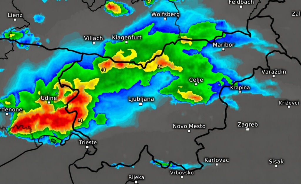 Nevihtna fronta prodira nad Slovenijo: spremljajte, kam se pomika