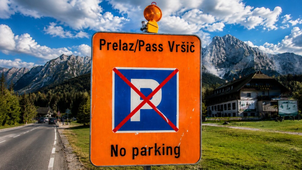 Na Vršiču izgubili potrpljenje zaradi parkirnih mest: »Table lažejo, škodo pa plačujemo mi«