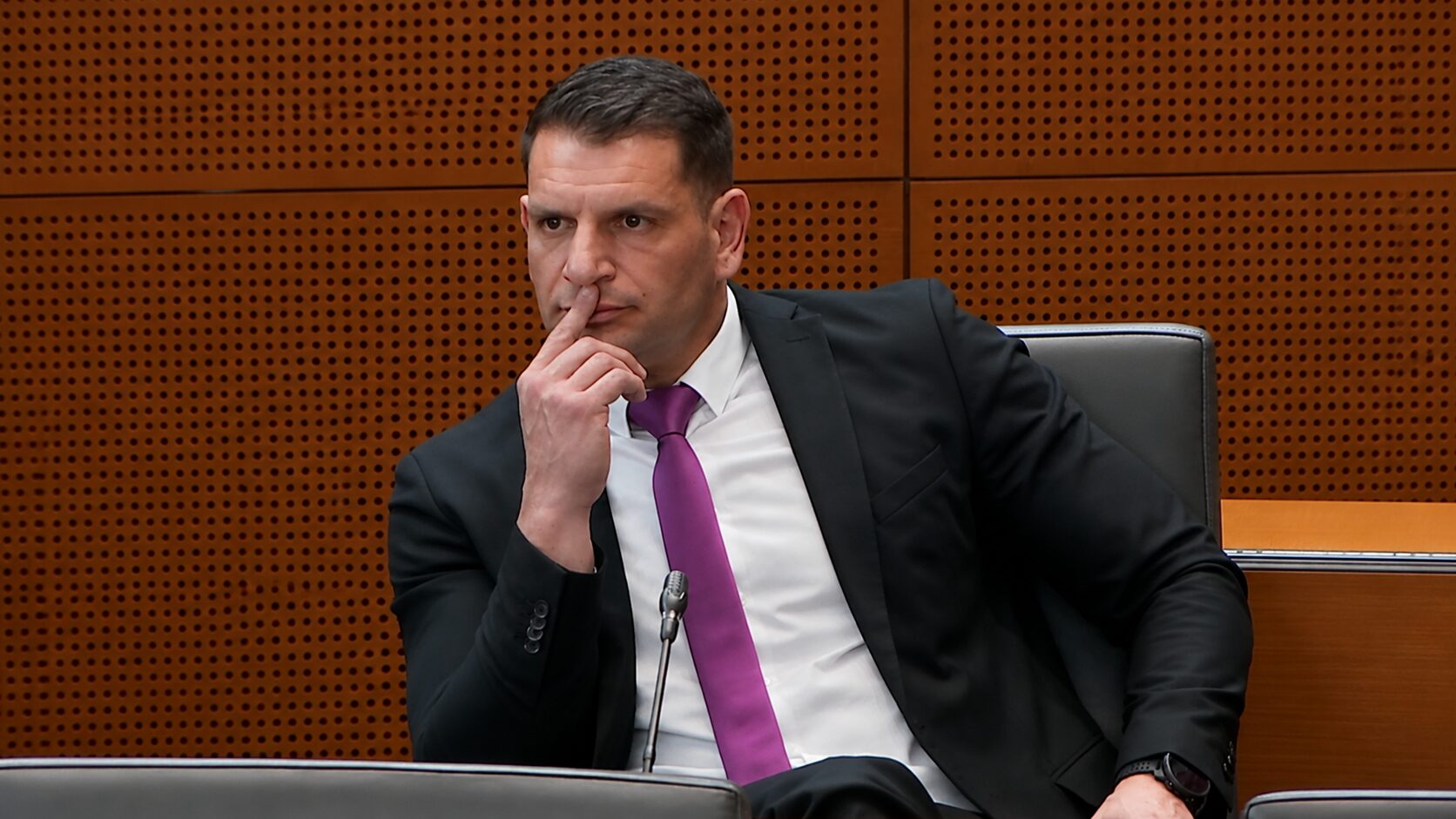 Stevanović nakazal denar delavcem, Levica pa ne popušča: »Zrel je za odstop«