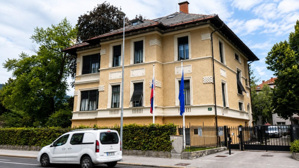 Drama na zunanjem ministrstvu: moški preskočil ograjo in vdrl na varovano območje