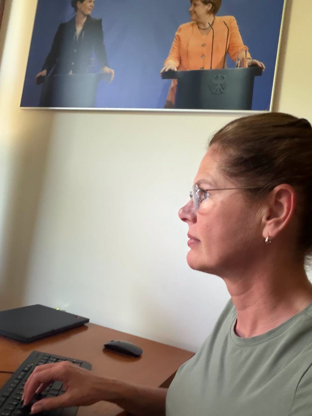 Nekdanja slovenska premierka ima v pisarni posebno sliko - ste jo opazili?