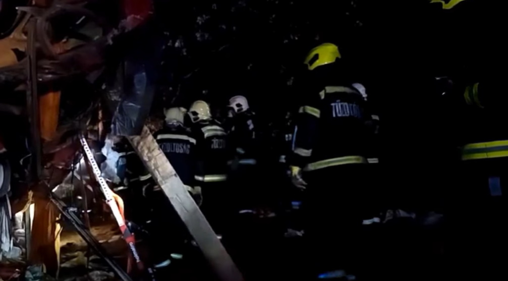 V nesreči avtobus umrlo 12 ljudi, voznik je zaspal (VIDEO)