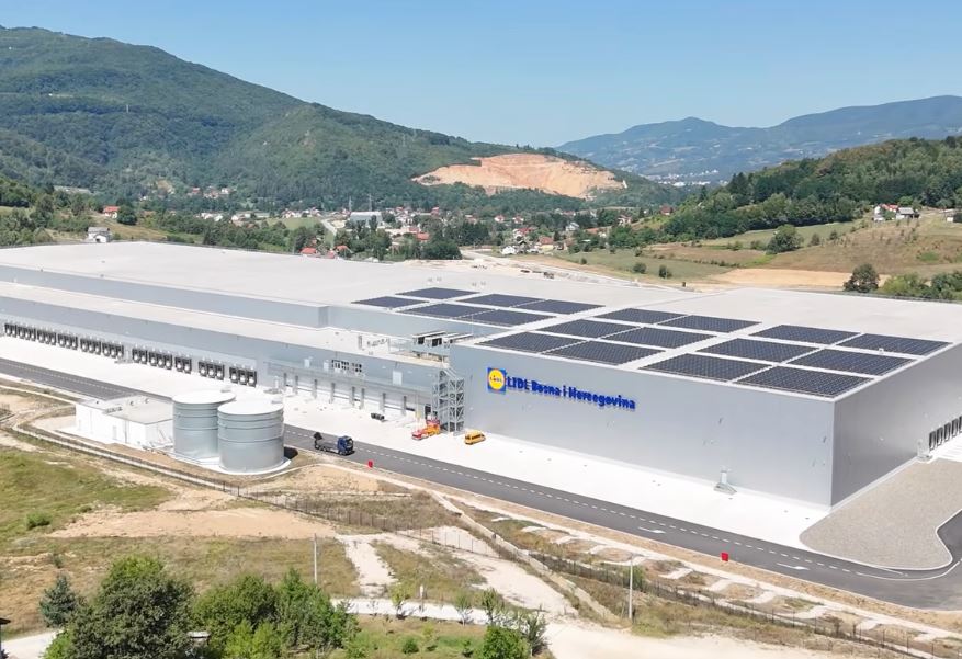 V poslovni coni Azapovići na območju občine Kiseljak so zgradili ogromen logistično-distribucijski center, iz katerega naj bi oskrbovali Lidlove trgovine po vsej državi.