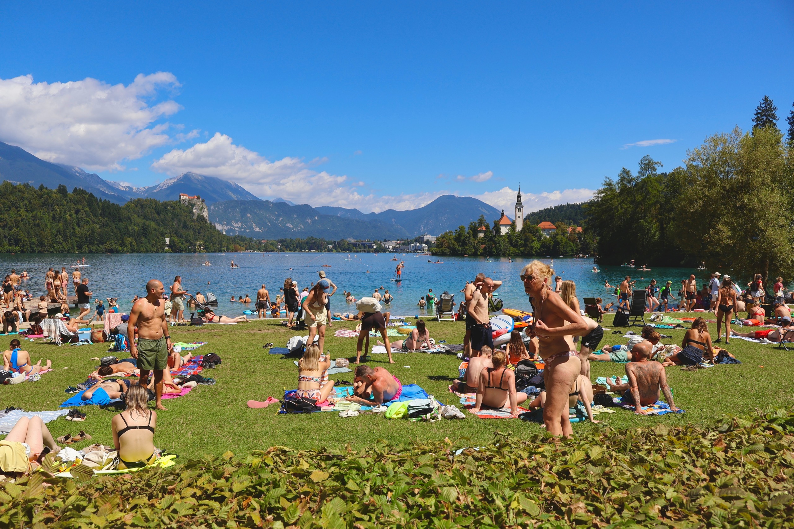 Turisti ob Blejskem jezeru
