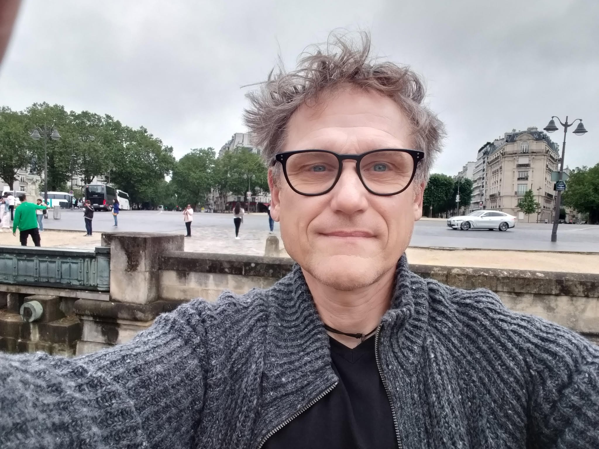 Slovenski humanitarec Boris Krabonja na Facebooku o stiskah ljudi: upokojenka skrbi za nepokretno hčer, zdaj ji grozi še izvršba