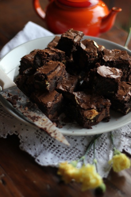 Brownies recept, postrežen na krožniku