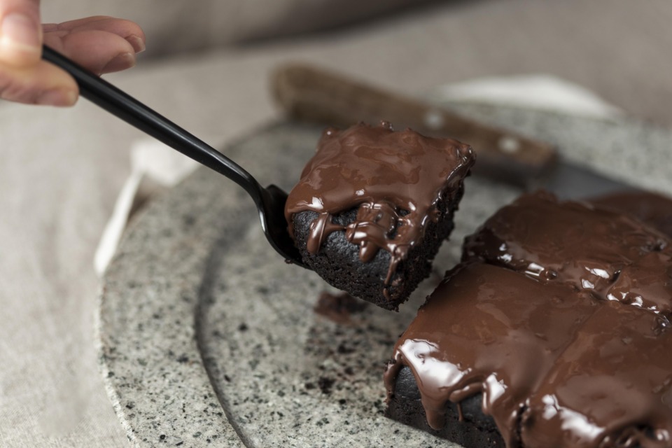 Brownies recept, browniji postreženi z čokoladnim prelivom