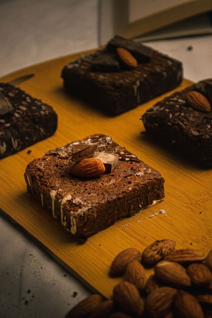 Brownies recept, browniji postreženi z mandlji