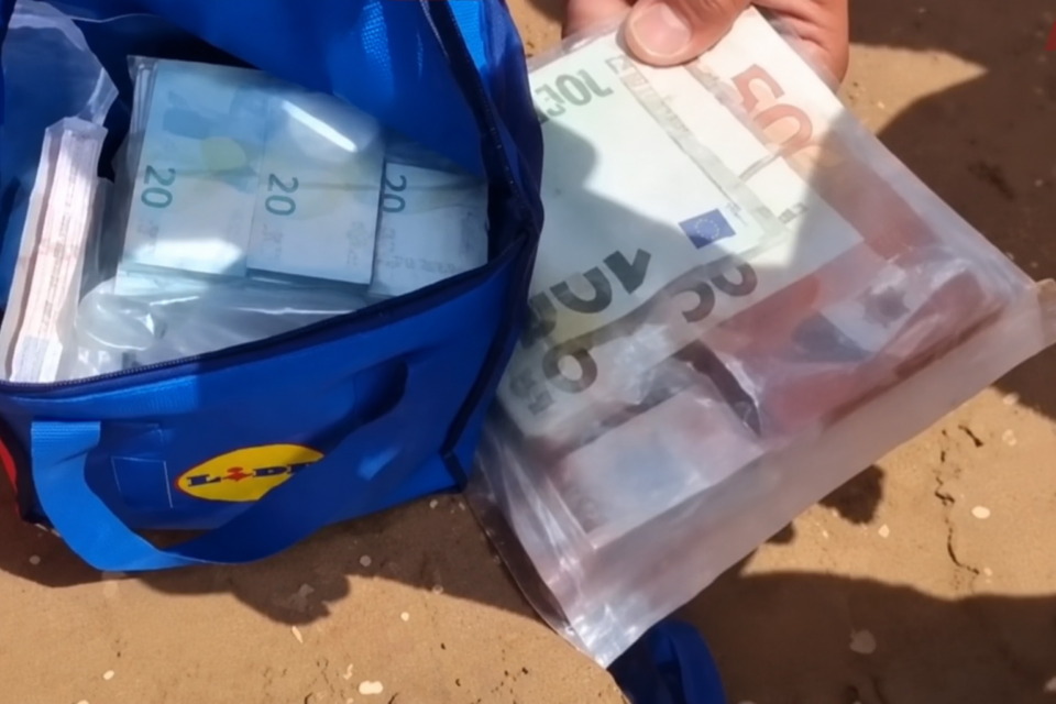 Denar na plaži.
