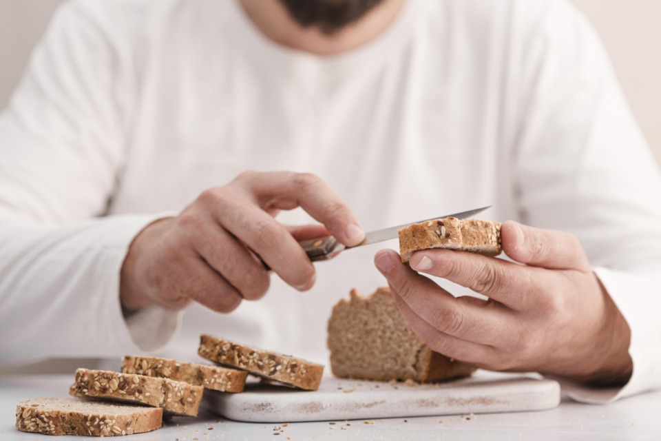 Oseba pokuša kruh, za katerega je uporabil domači kruh recept