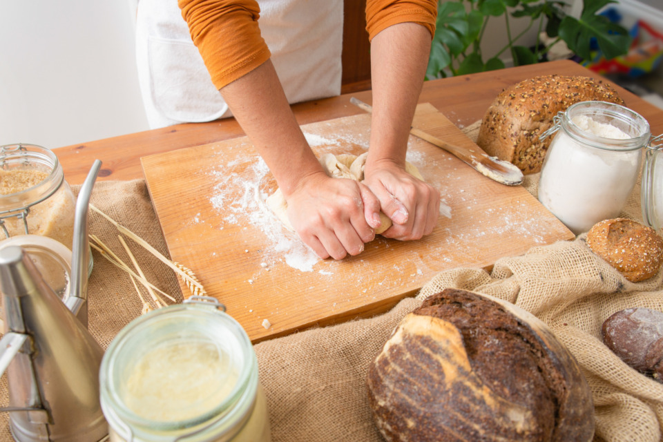 Domači kruh recept, oseba gnete testo