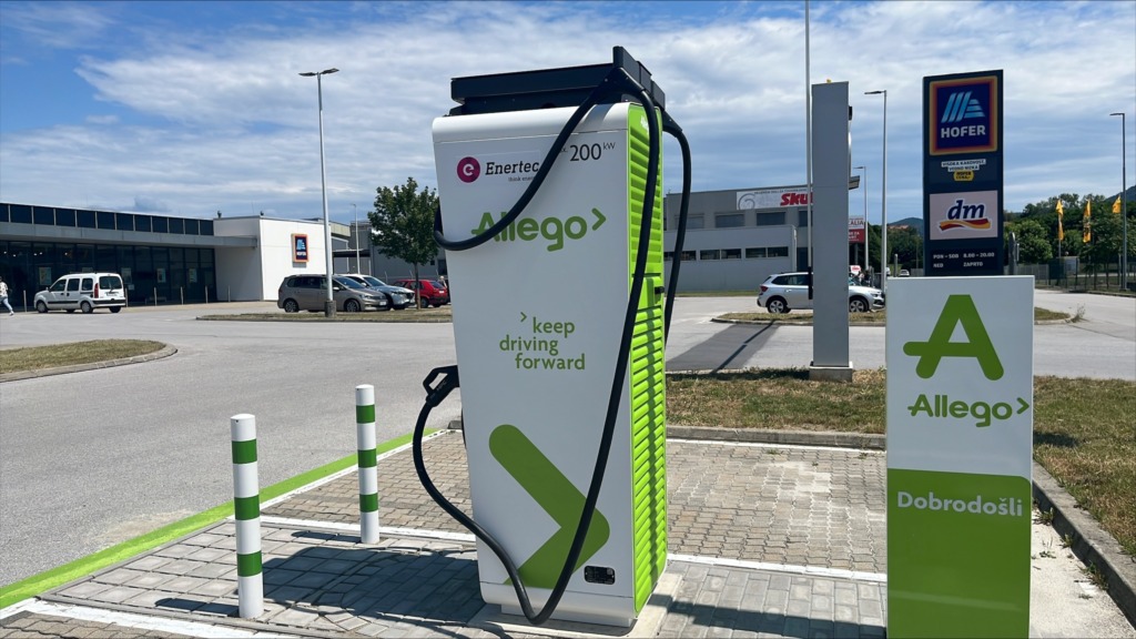Ultra hitre električne polnilnice so že na voljo pred trgovinami HOFER v Ljubljani, Kranju, Celju, Slovenski Bistrici, Škofji Loki, Žalcu, Medvodah, Idriji, Dravogradu, Rušah, Litiji in Prevaljah.